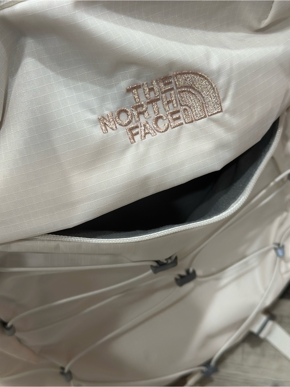 The Northface Women's 27L Borealis Luxe Backpack Gardenia White/Burnt Coral Meta - Picture 9 of 16